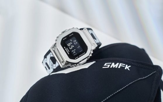 G-Shock GM-S5600 và vòng đeo tay bằng thép “thiên hà” từ SMFK