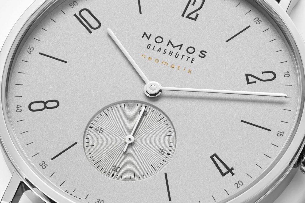 06 NOMOSGlashuette. Tangente neomatik 39 platinu 1024x683 - Đồng hồ NOMOS Tangente Neomatik mới với màu xám bạch kim cổ điển