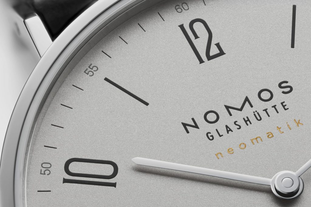 07 NOMOSGlashuette. Tangente neomatik 39 platinu 1024x683 - Đồng hồ NOMOS Tangente Neomatik mới với màu xám bạch kim cổ điển