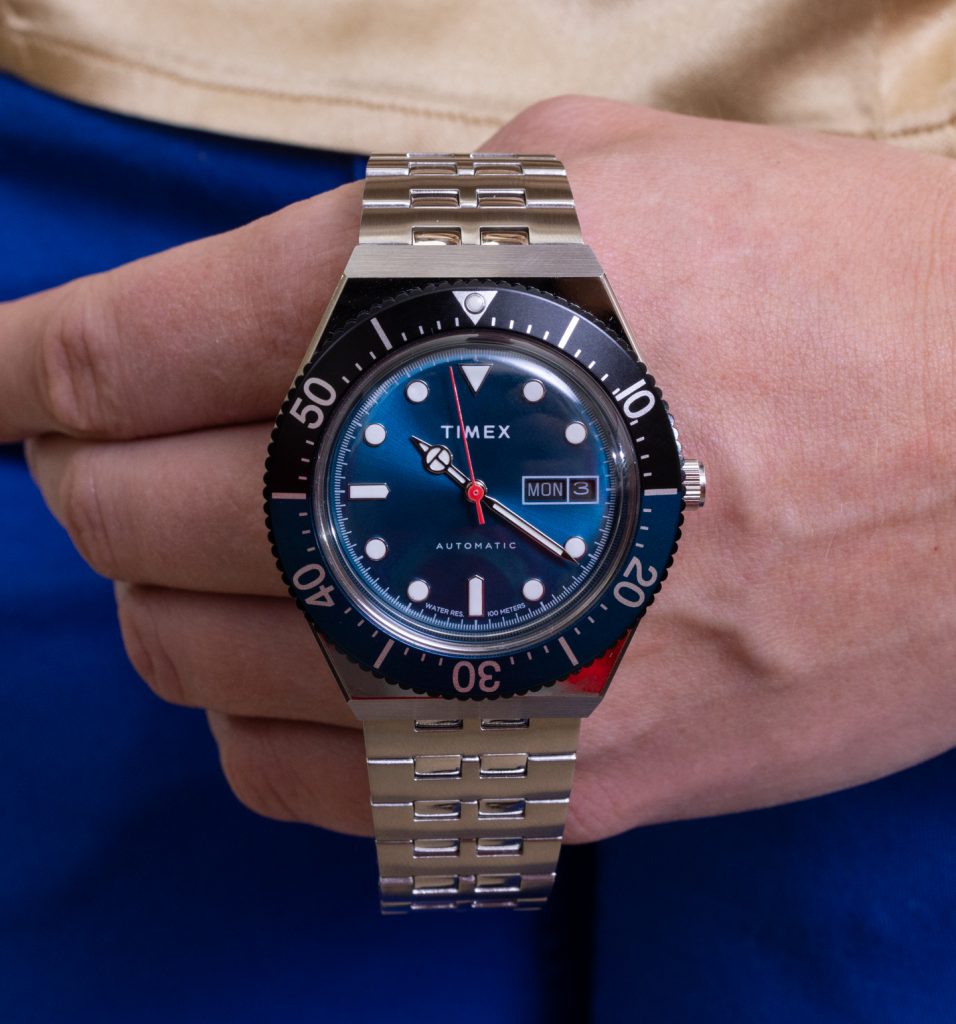 Timex M79 Automatic and Q Malibu blue watch 2 956x1024 - Đồng hồ Timex M79 Automatic & Q Malibu giá bao nhiêu?