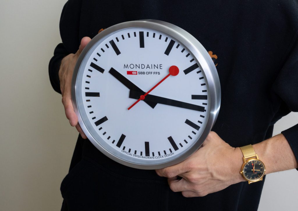 Mondaine Stop2Go WiFi Clock a 1 1024x725 - Đồng hồ treo tường Mondaine Stop2Go WiFi & Đồng hồ đeo tay cổ điển 40mm